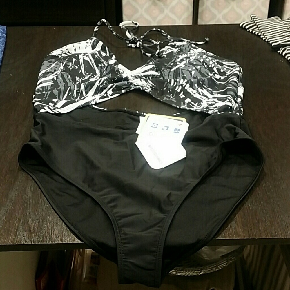 Fabletics Swim suit - one piece NEW - Picture 4 of 7